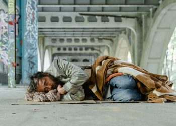 ΜΙΑ ΚΟΙΝΩΝΙΑ ΣΤΟ ΠΕΡΙΘΩΡΙΟ