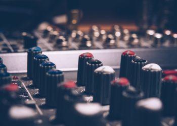 «ΣΥΓΓΝΩΜΗ, ΜΠΟΡΕΙΤΕ ΝΑ ΤΟ ΧΑΜΗΛΩΣΕΤΕ ΛΙΓΟ;»